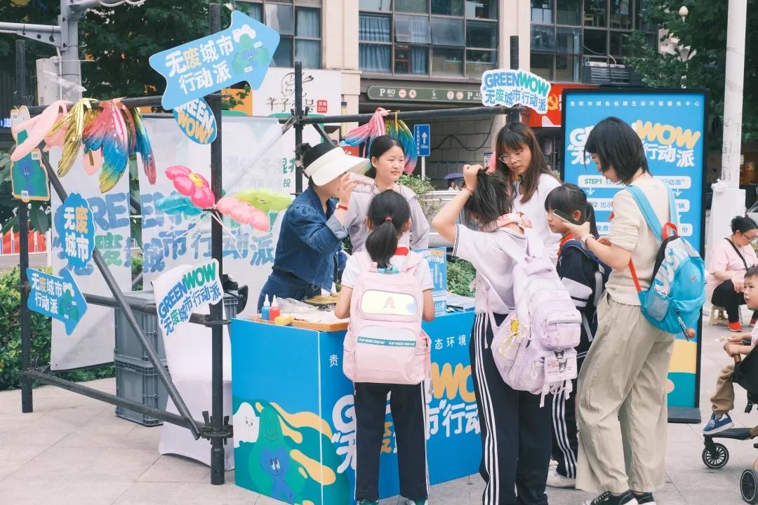 “无废城市“宣传进社区活动现场，居民通过“以书换书”，让闲置的旧书流动起来。（贵阳市生态环境局供图）