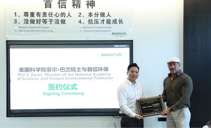 A group of men holding a plaque

AI-generated content may be incorrect.