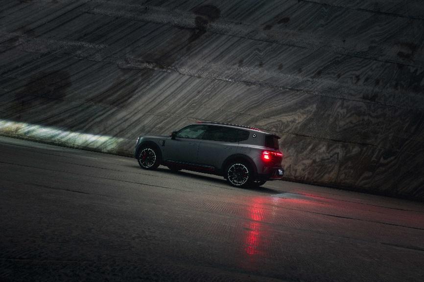 夜晚路上的汽车

描述已自动生成