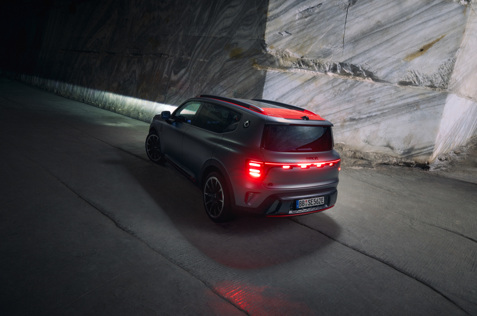 汽车行驶在路上

描述已自动生成